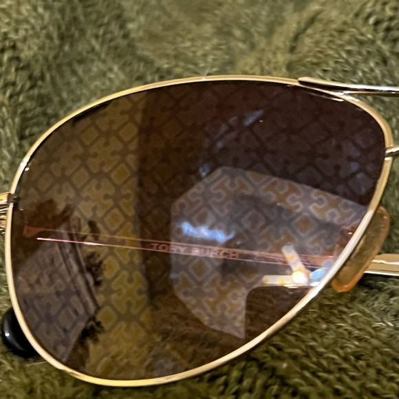 🔥 Tory Burch Aviator Gold Wire Frame Sunglasses with Orange Case Included - Picture 6 of 15